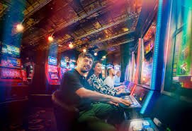 xx1toto Three Card Poker live dealer table showing real-time card dealing and hand rankings